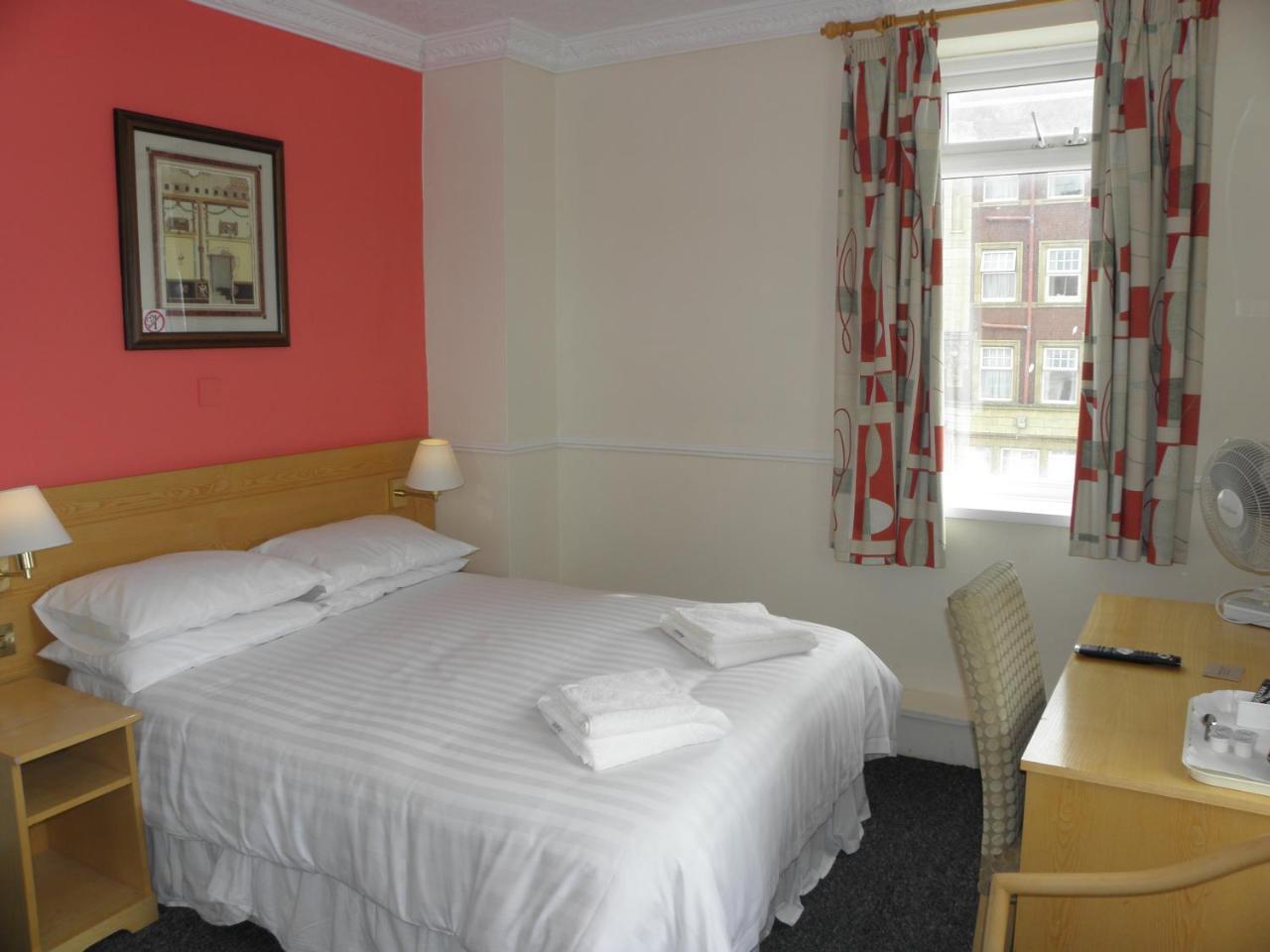 Chequers Plaza 2* Blackpool
