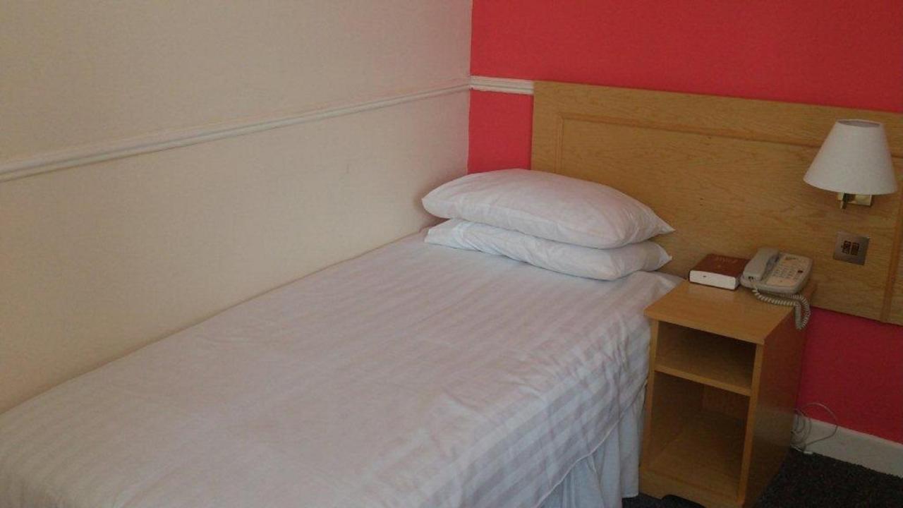 Chequers Plaza Hotel 2*