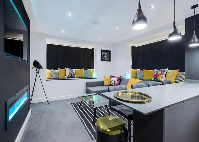 Two Bed Modern Apartment 5Min Walk To Town Centre With Free Parking ! Under New Management
