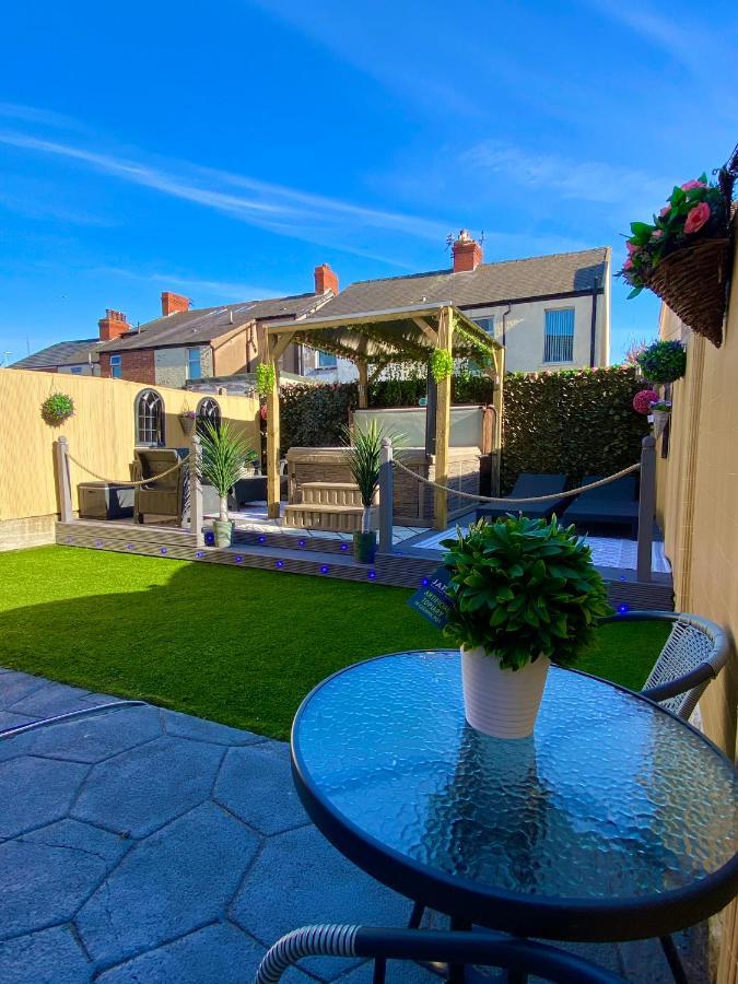 New…the Hottub House Pleasure Holiday home *