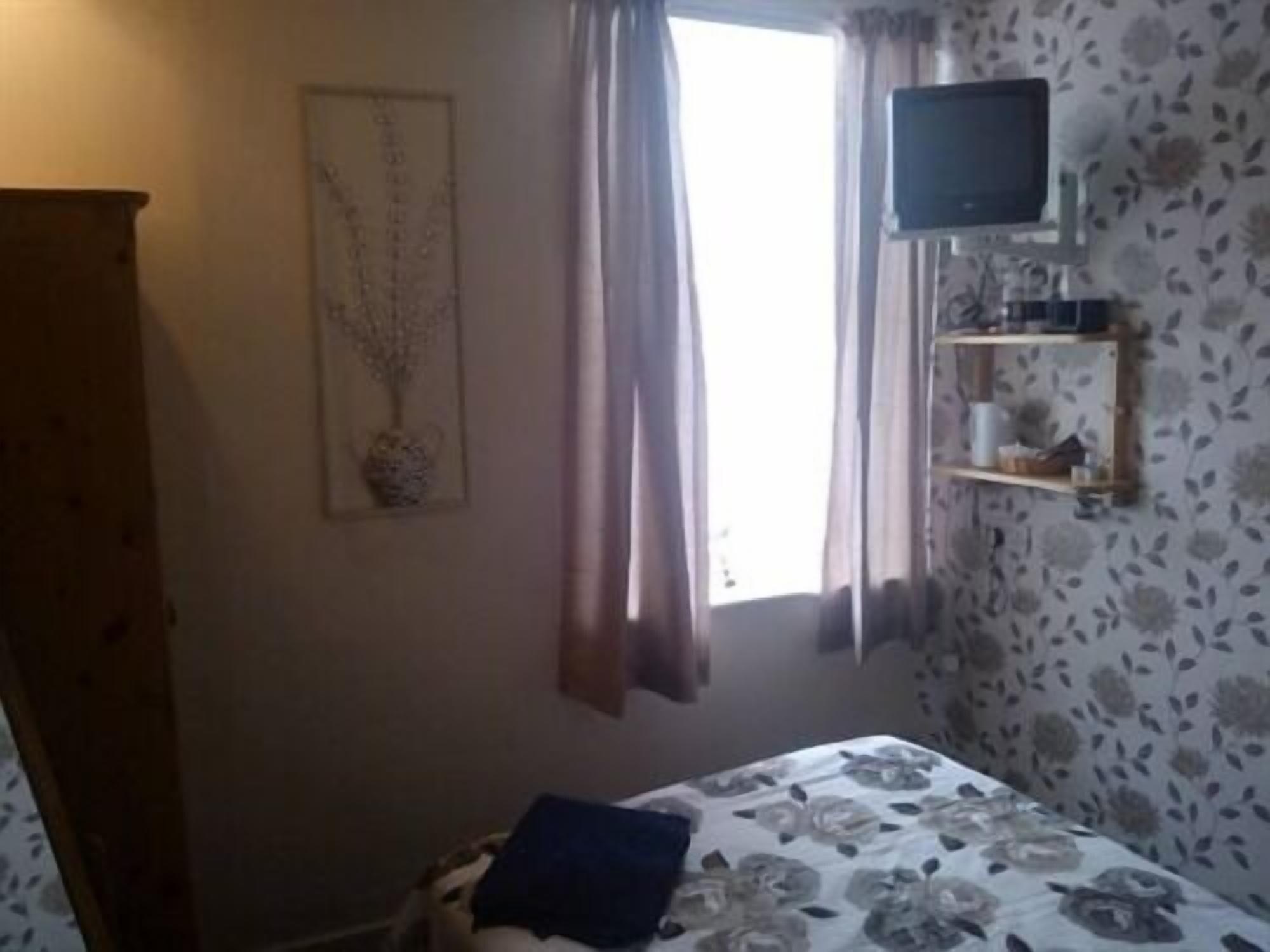 Miramar Bed & Breakfast 4*