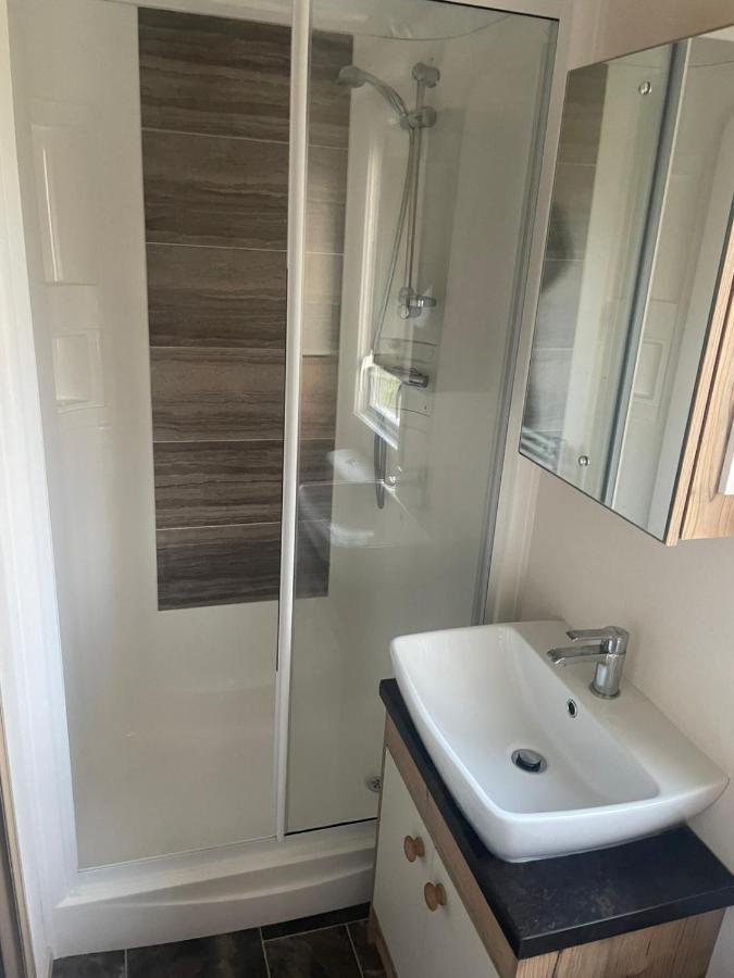 Luxury 6 Berth Caravan, Marton Mere Apartment *