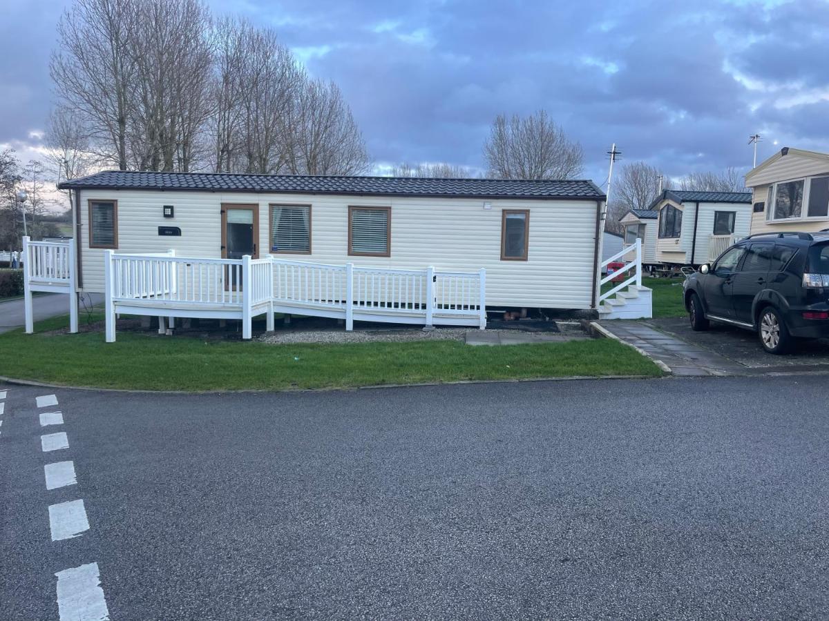 Luxury 6 Berth Caravan, Marton Mere Apartment *