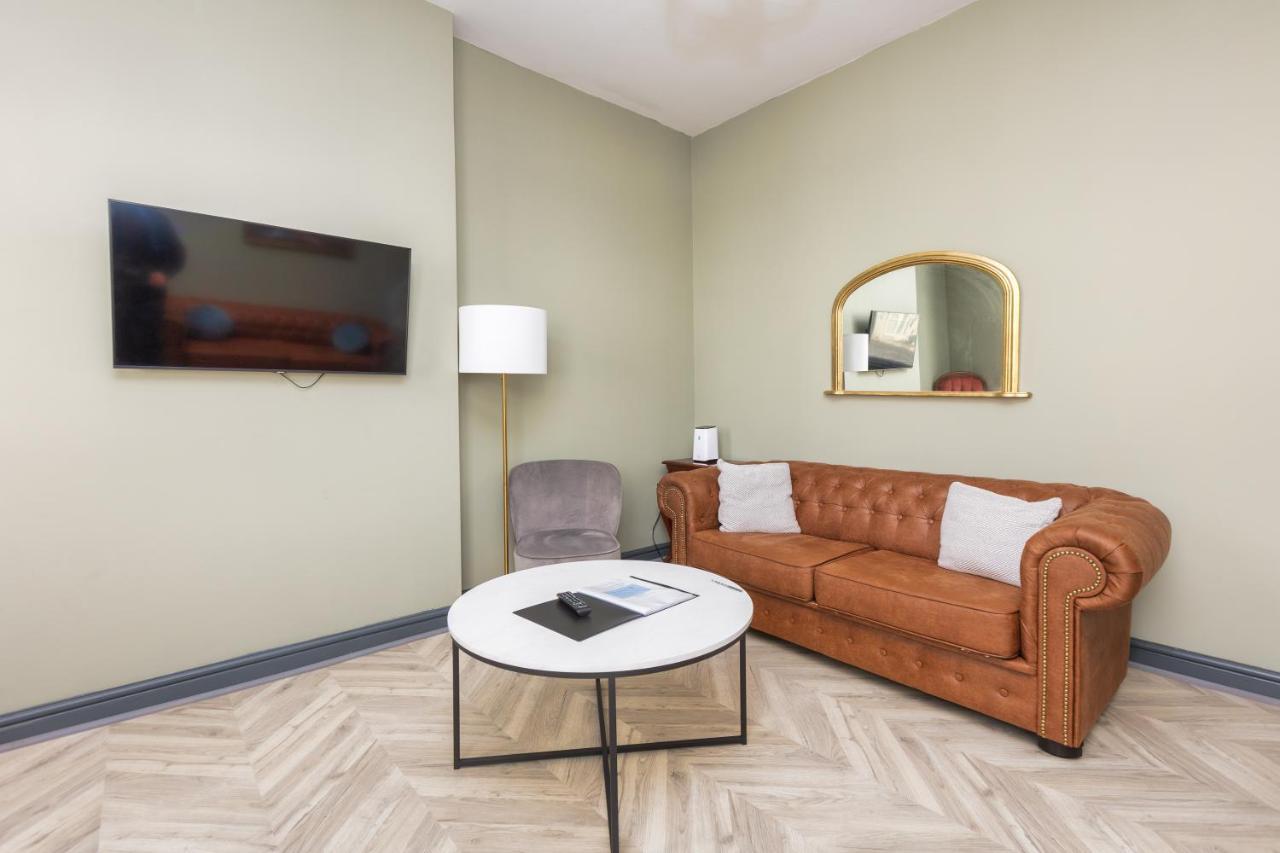 Ettie And Gigi's Apartment *