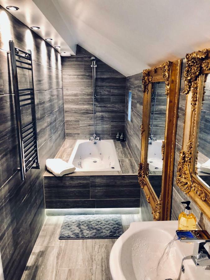 Luxury Apartment *